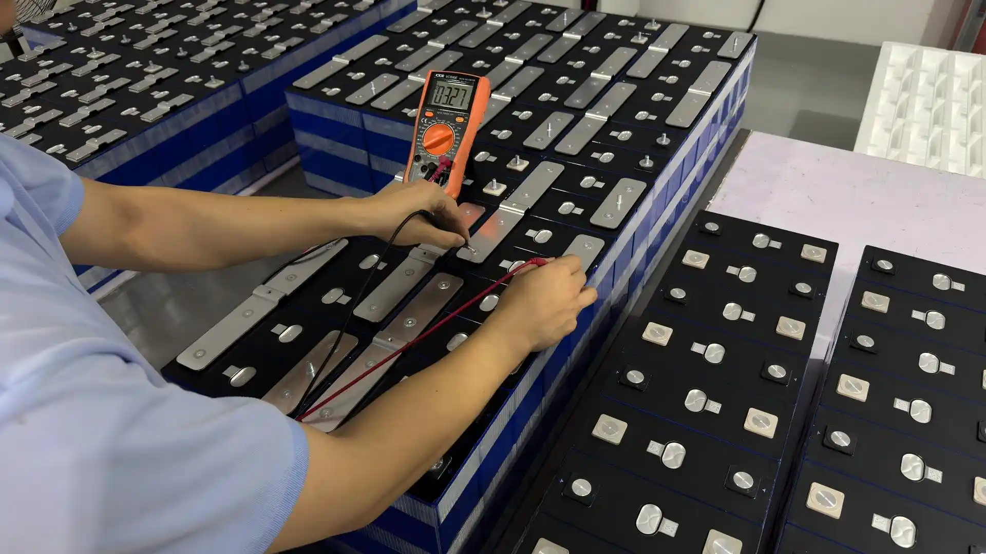 Battery BMS LiFePO4 working principle showing battery monitoring, cell balancing and protection functions
